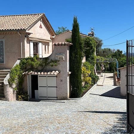 Le Nid Des Arts Bed and Breakfast Tourrettes Exteriör bild
