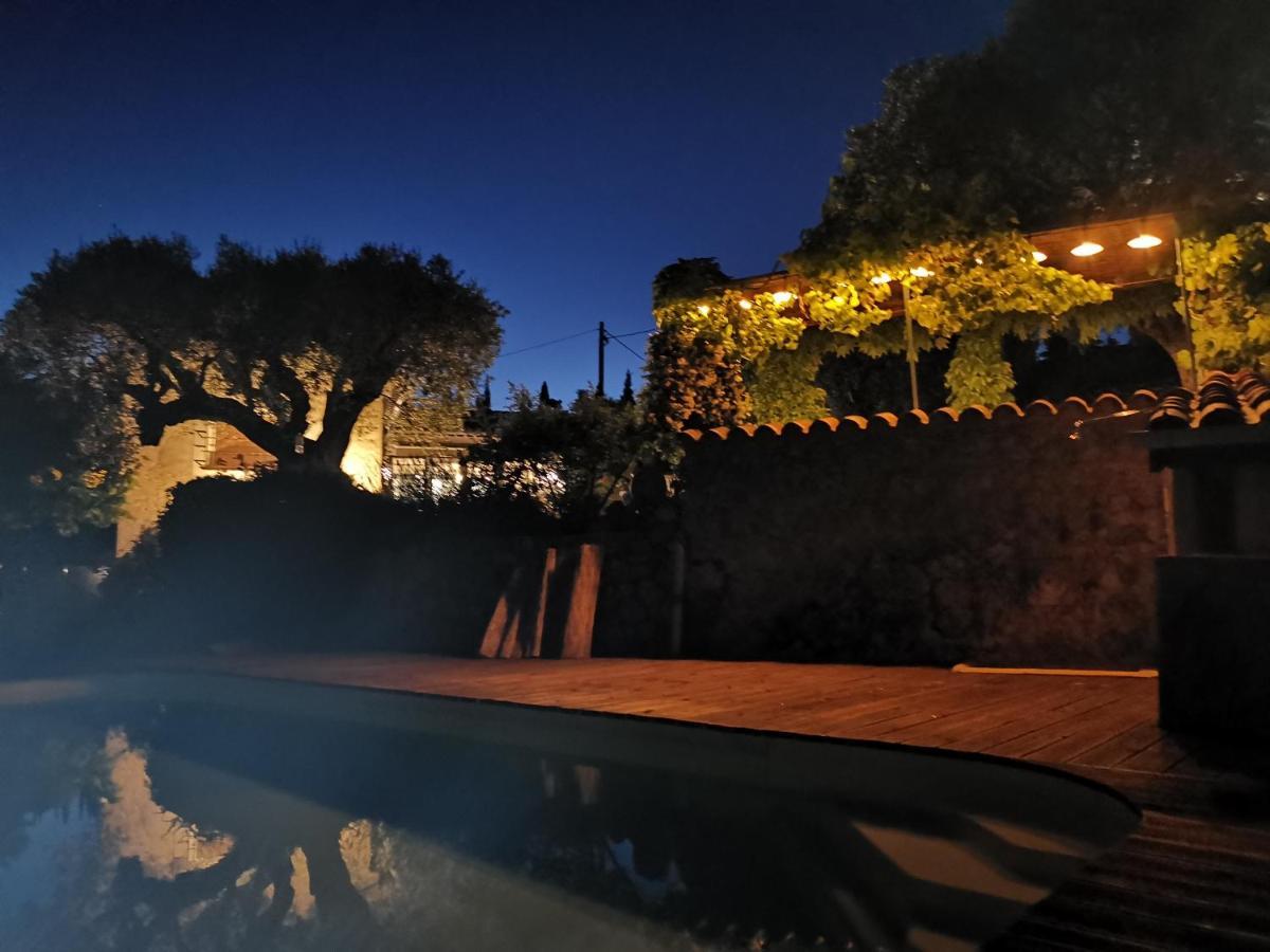 Le Nid Des Arts Bed and Breakfast Tourrettes Exteriör bild
