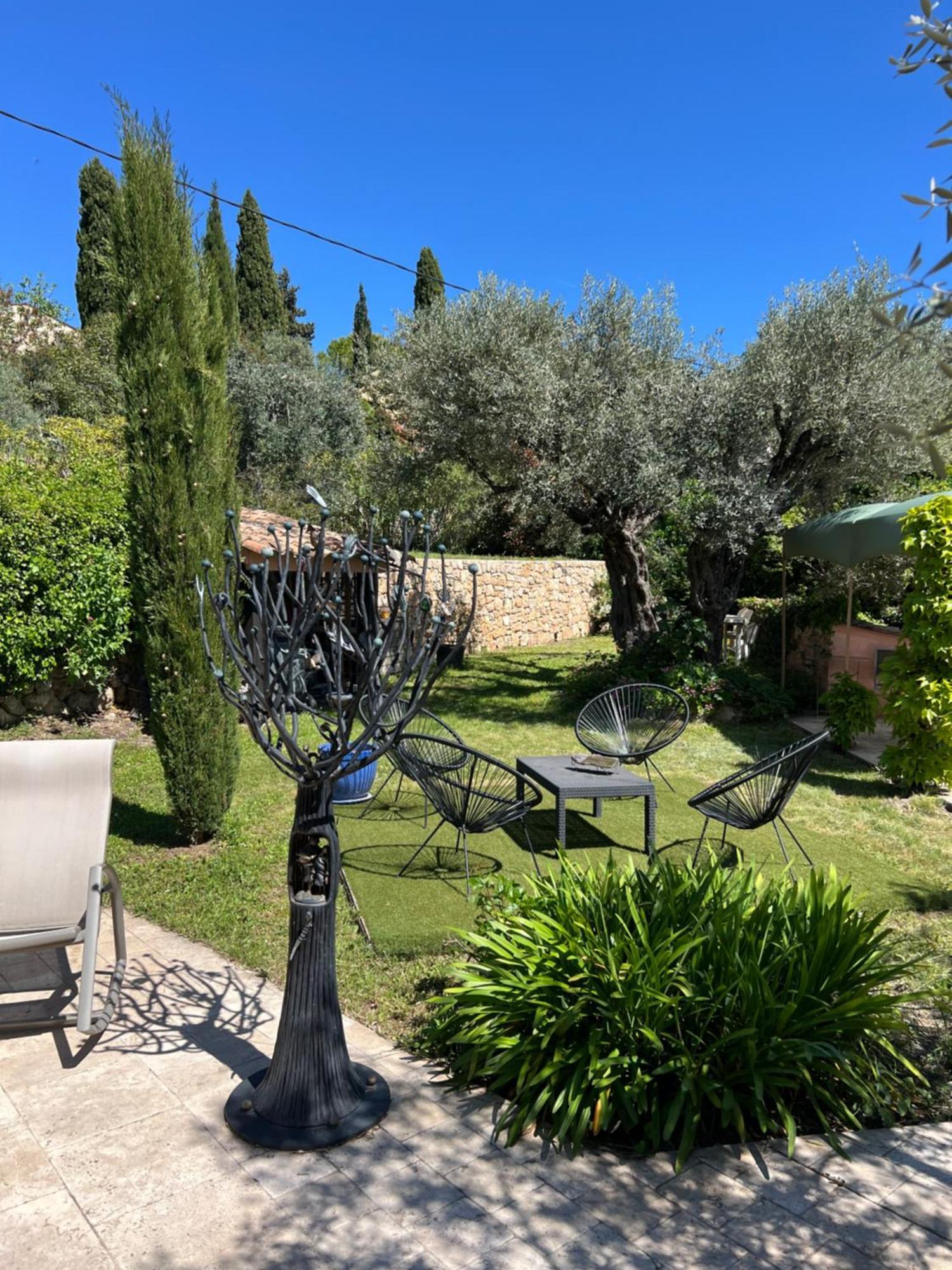 Le Nid Des Arts Bed and Breakfast Tourrettes Exteriör bild